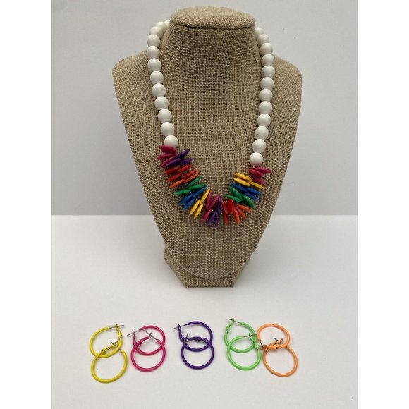 VINTAGE CHUNKY BEADED RETRO NECKLACE COLORFUL FUN CUTE & 5 Pairs Pierced Hoops - Picture 1 of 8